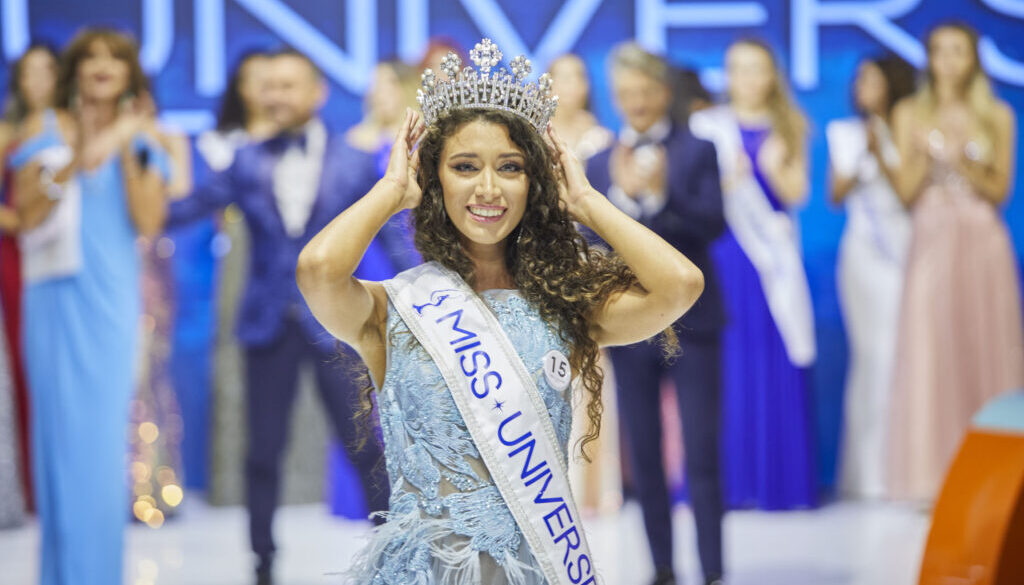 caterina di fuccia con corona di miss universe italy 2021 (1)