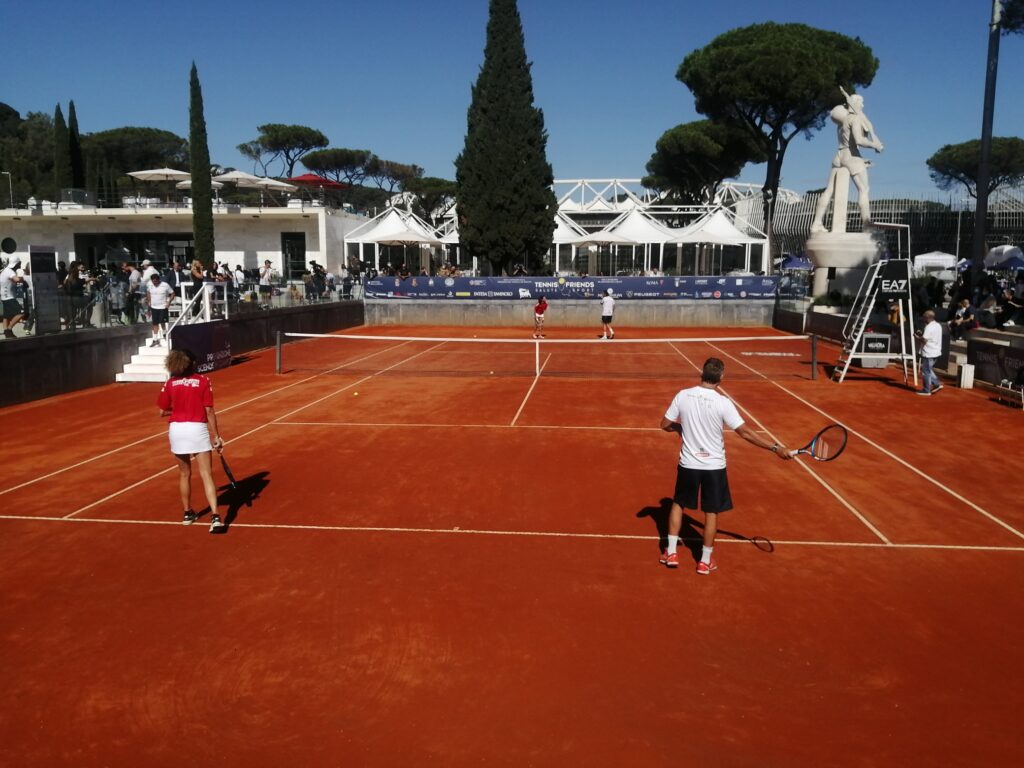 campo tennis tennis e friends