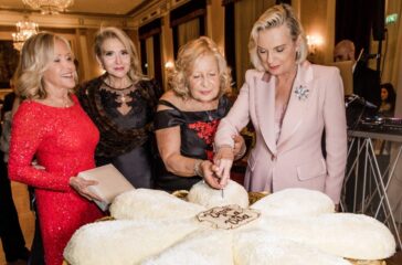 taglio della torta con maria rosaria montiroli di canovalandia bianca maria lucibelli e anna maria anders ambasciatrice della polonia ph. rosapaola lucibel