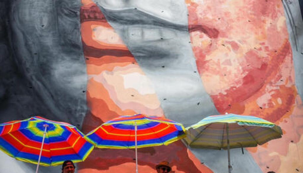 scampia, dori ghezzi inaugura il murale di de andrè