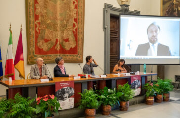 foto di roberto di tondo da sx giuseppe costigliola marco tullio barboni ginevra barboni lisa bernardini nello schermo contributo video dell'onorevole fabrizio santori