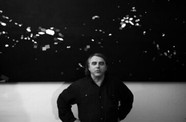 antonio capaccio davanti a un suo quadro foto luca fabiani 2010 