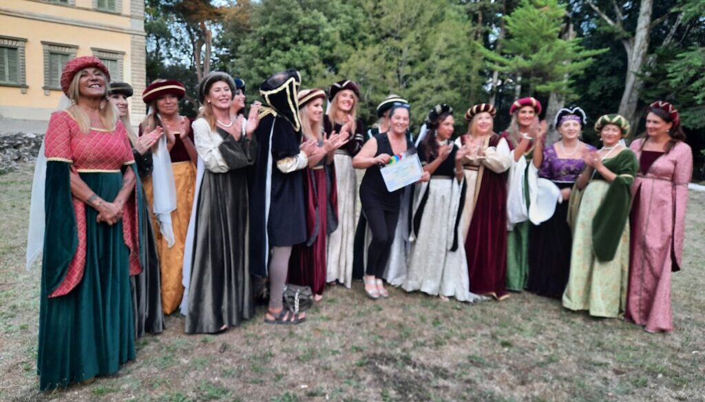 fascino mediterraneo in costume medievale 22