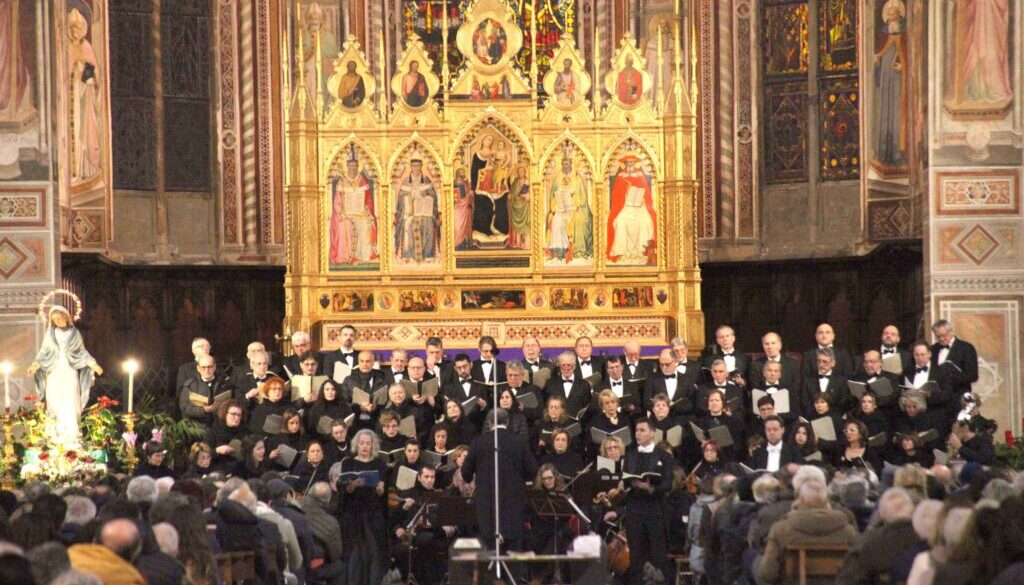 basilica di santa croce, mille persone in coda per assistere al concerto requiem kv626 di mozart diretto dal maestro giuseppe lanzetta con l'orchestra da camera fiorentina e il coro harmonia cantata