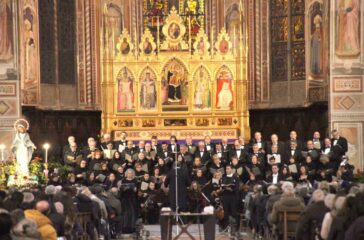 basilica di santa croce, mille persone in coda per assistere al concerto requiem kv626 di mozart diretto dal maestro giuseppe lanzetta con l'orchestra da camera fiorentina e il coro harmonia cantata