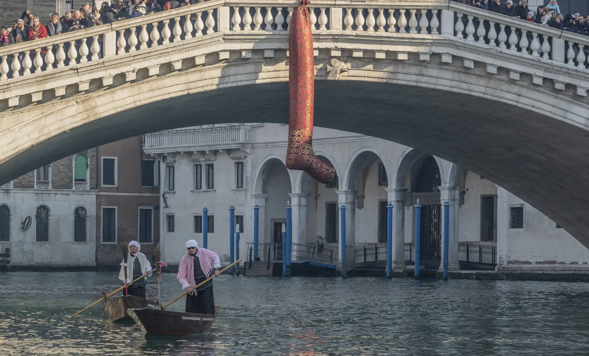venezia corteo befane canal grande