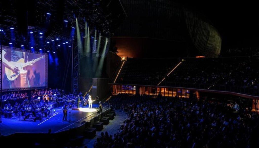 queen at the opera stage