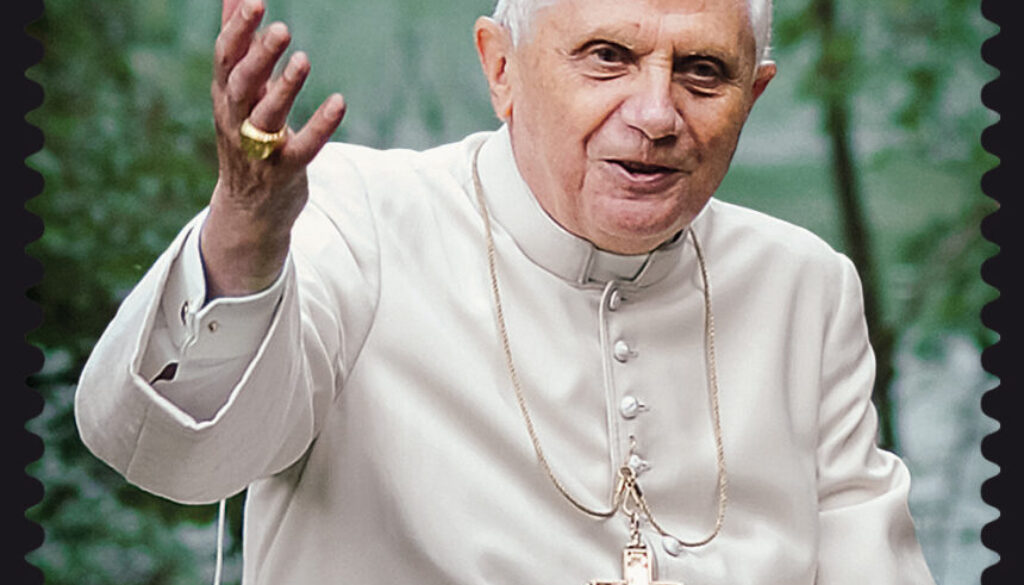 Il francobollo commemorativo di Papa Benedetto XVI