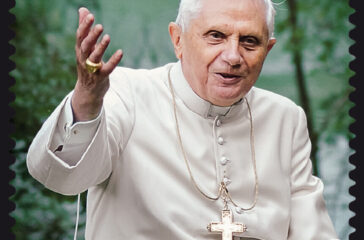 Il francobollo commemorativo di Papa Benedetto XVI