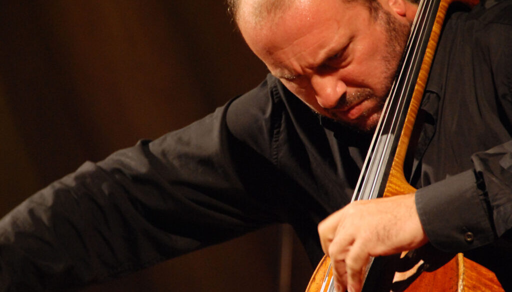 Enrico Dindo sul palco di Suoni Riflessi