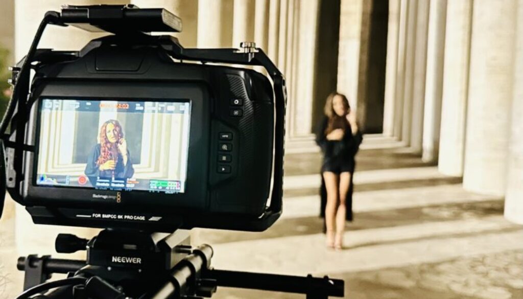 Janet De Nardis firma il videoclip di Good Vibes